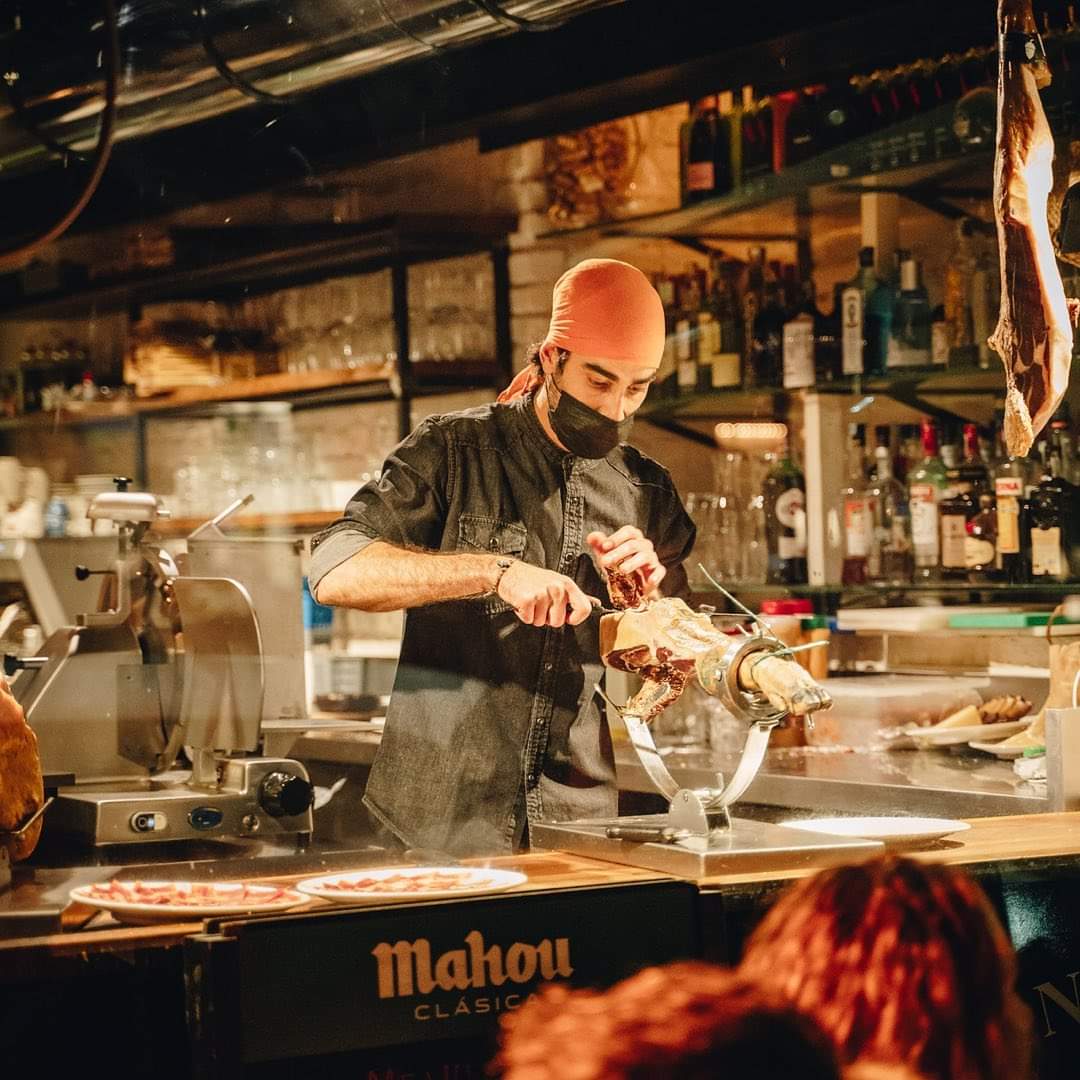 Kevin cortando jamón
