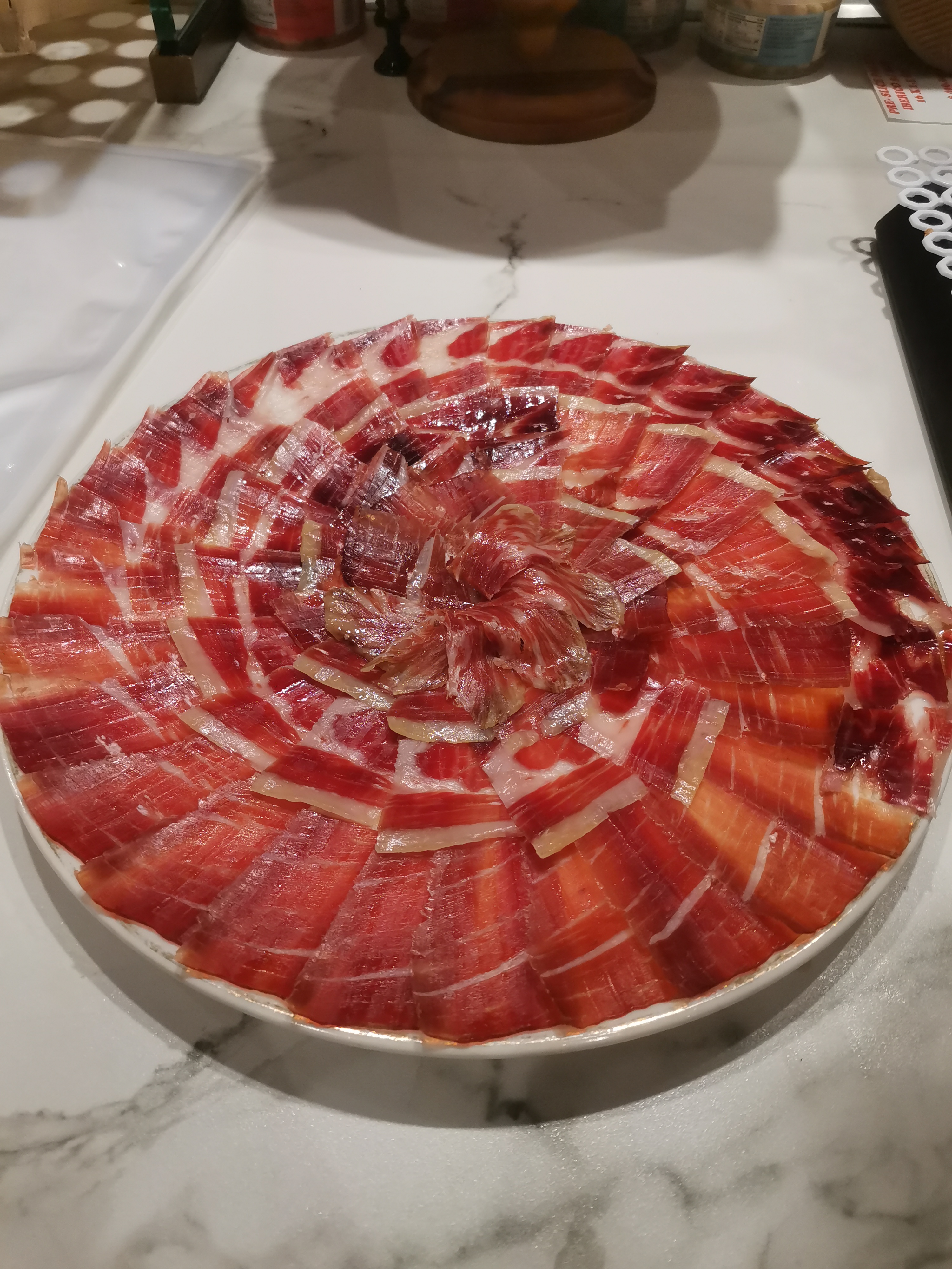 Plato de jamón sobre mármol