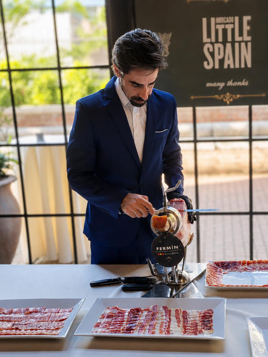 Kevin cortando jamón en un evento